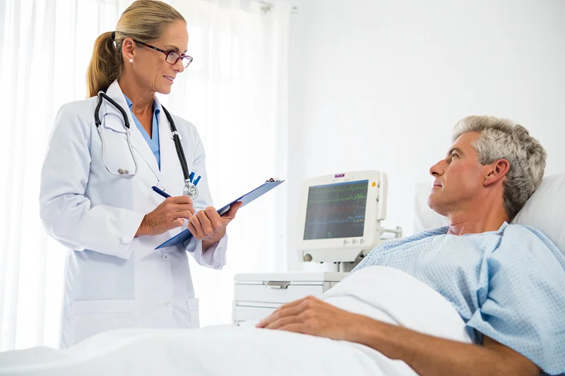 Медсестра стоит возле пациента